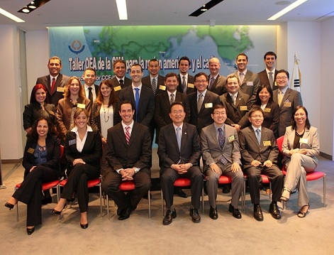 백운찬(앞줄 왼쪽에서 4번째) 관세청장이 서울 워커힐호텔에서 '중남미 관세행정현대화 워크숍'에 참석한 중남미 16개국 세관직원들과 기념사진을 찍고 있다. 