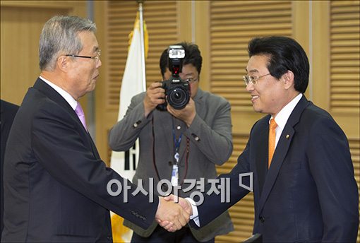 [포토]전병헌 민주당 원내대표와 손잡은 김종인