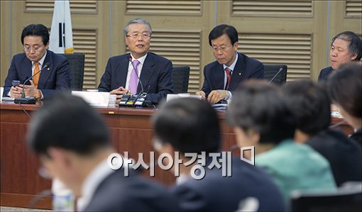 [포토]야당 포럼에 참석한 김종인 전 경제수석