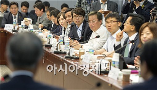 [포토]김종인 전 경제수석 발언에 주목하는 야당의원들
