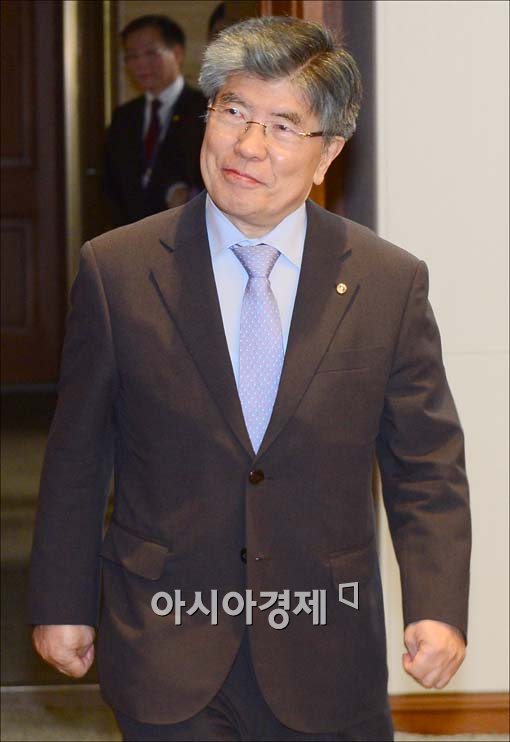 [포토]입장하는 김중수 한은 총재