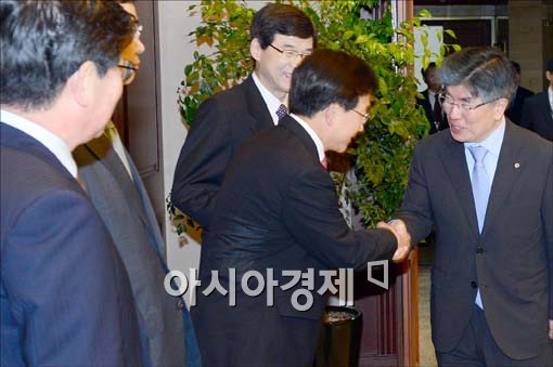 [포토]인사 나누는 김중수 한은 총재