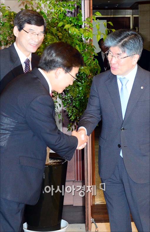 [포토]인사하는 김중수 한은 총재