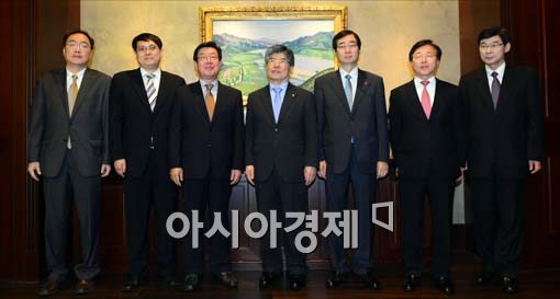[포토]기념사진 촬영하는 김중수 한은 총재