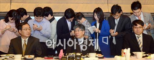 [포토]모두발언 하는 김중수 총재