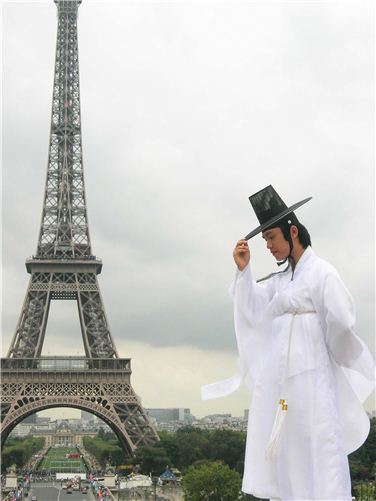 프랑스 파리 에펠탑 앞에서 동래학춤을 선보이고 있는 윤현준 사원