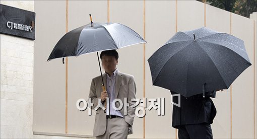 [포토]회장님 자택 압수수색... 초조한 CJ그룹