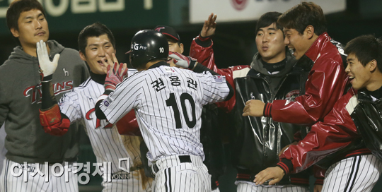 [포토] 홈런 축하받는 '권병장' 권용관