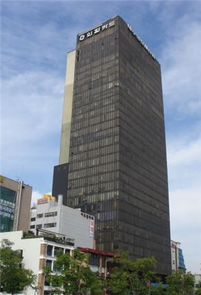 ▲ 지난 1970년 완공된 '삼일빌딩'(종로구 관철동 소재). 한국 현대건축의 거장으로 불리는 고(故) 김중업 선생이 설계한 건축물로, 1985년 63빌딩이 지어지기 전까지 우리나라에 가장 높은 건물이었다.