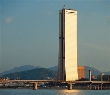 ▲ 깨알 같은 타일을 온몸에 두른 채 수려한 곡선미를 자랑하는 '63빌딩'. 그 높이는 249m로 완공 당시에는 아시아에서 가장 높은 건물로 명성을 떨쳤다.