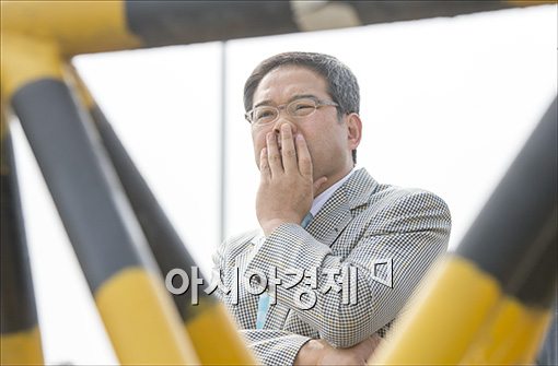 [포토]북측 바라보는 개성공단 근로자