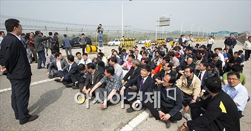 [르포]굳게 닫힌 통일대교 울리는 개성공단 기업인들의 절규