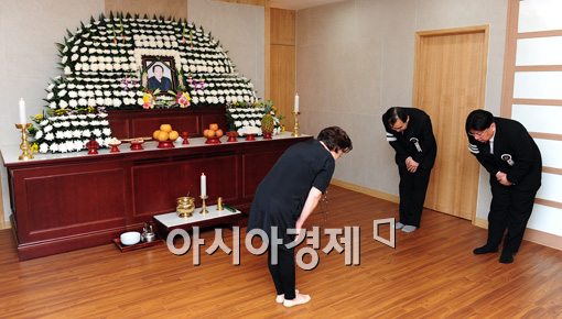 [포토]조문객 맞이하는 故 이종환 빈소
