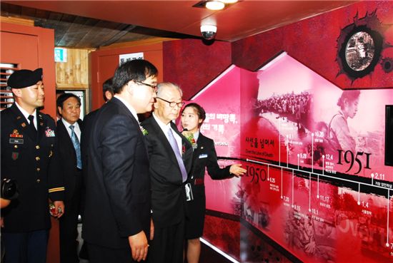 ‘호국철도기념관’ 안을 돌아보고 있는 정창영(맨 앞) 코레일 사장 등 내빈들.