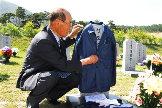 6·25전쟁 때 제천에서 경주까지 미카 3형 171호 열차를 운행하며 군부대와 군사수송작전을 펼친 김노한 기관사가 동료 철도참전용사 묘비에 '참전수기'와 작업복 등을 갖다놓고 명복을 빌고 있다. 