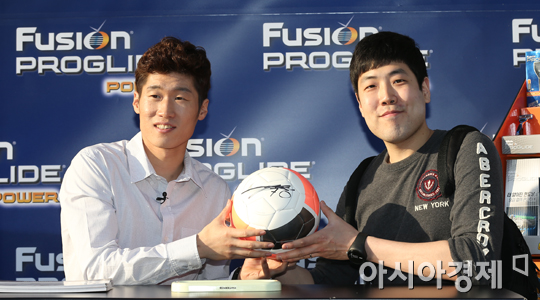 [포토] 팬에게 사인볼 선물하는 박지성