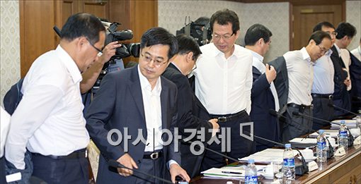 [포토]옷 벗는 국무위원들