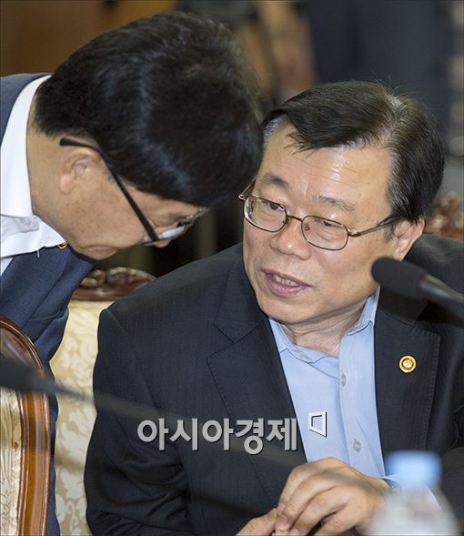 [포토]심각한 이동필 농림부 장관