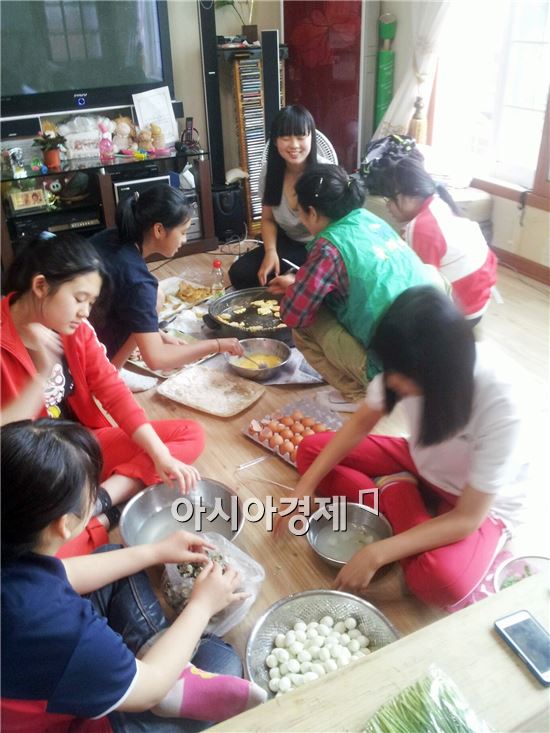 장흥군  '손에 손잡고' 노인 안부살피기 감동 