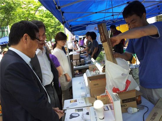 원전 가동 중단...성동구청 LED 형광등 판매 불티 