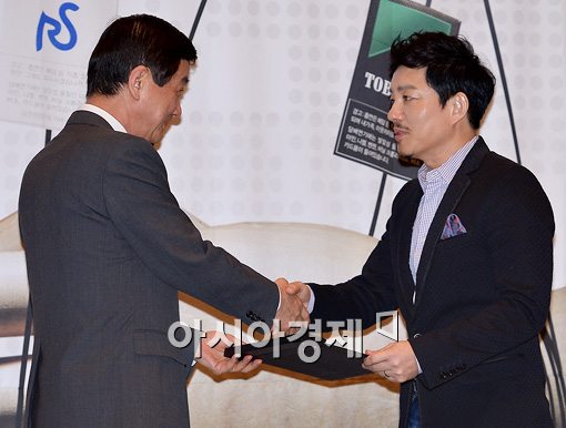 [포토]감독 슬레이트 수여 받는 이범수