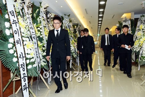 [포토]조용필 '무거운 발걸음'