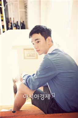 [포토]포즈 취하는 김수현