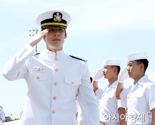 [포토] 해군 홍보대사 박태환 '흰 제복도 잘 어울리죠'