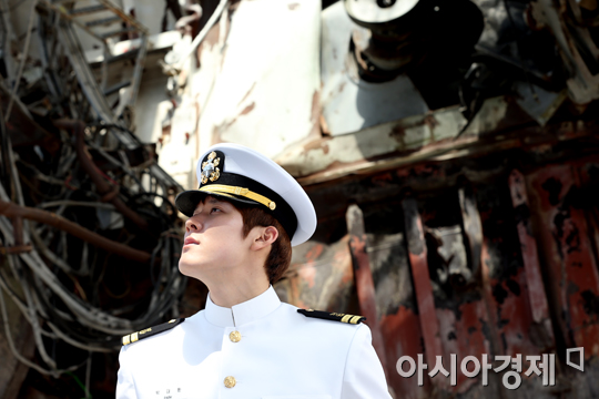 [포토] 천안함 견학하는 해군 홍보대사 박태환