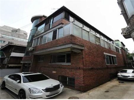 개그맨 최효종이 지난해 매입한 서울 강남구 삼성동 소재의 주택 외관