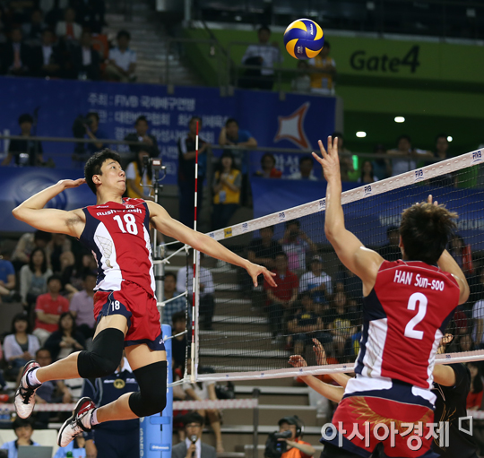 [포토] '한선수 올리고 신영석 때리고'