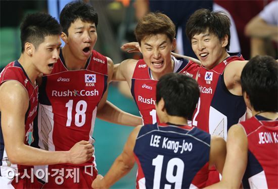 [포토] 기뻐하는 남자배구대표팀 '첫 단추가 중요해!'