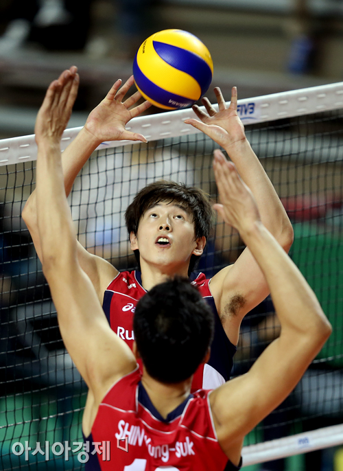 [포토] '한선수 올리고 신영석 때리고'