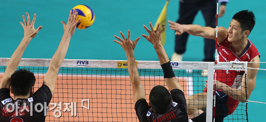 [포토] 스파이크 때리는 문성민