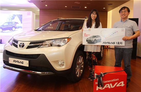 도요타 '신형 라브4' 1호차 전달.. 본격 판매 돌입 