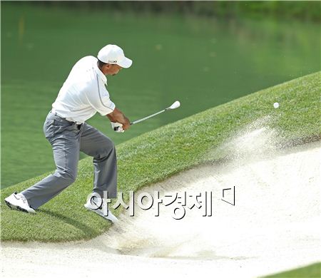 [메모리얼] 우즈, 7오버파 "골프황제 맞아?"