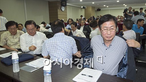 [포토]옷 벗는 조환익 한전 사장