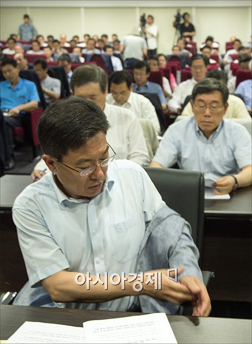 [포토]회의 시작 전 상의 벗는 윤상직 장관