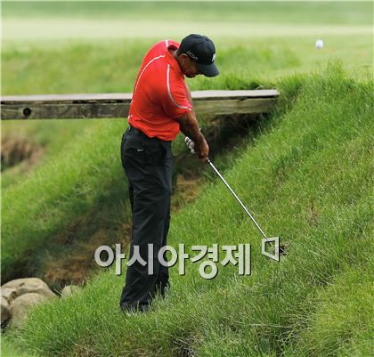 [메모리얼] 우즈, 65위 "또 트리플보기?"