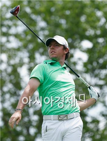  로리 매킬로이가 메모리얼토너먼트 최종일 11번홀에서 샷을 하고 있다. 사진=Getty images/멀티비츠