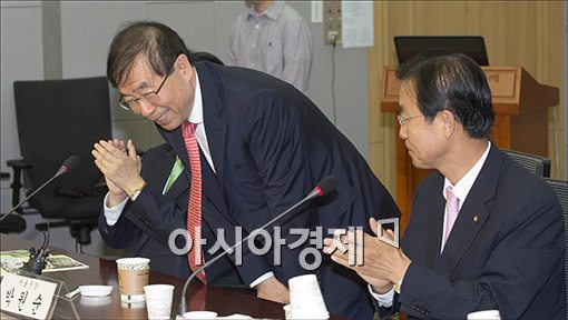 [포토]야당의원들에게 박수 받는 박원순 시장