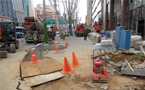 ▲ 지난 4월 안전방지대책 소홀로 과태료를 부과 받은 강남대로 인근 한 보도블록 공사장의 모습