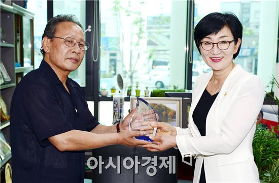 [포토]김수영 광주시 서구의원, 주민들로부터 감사패 수상