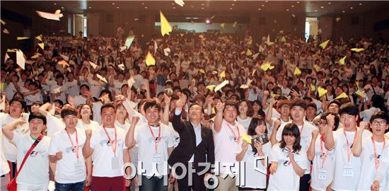 [포토] F1 서포터즈, 종이비행기 날리기 퍼포먼스