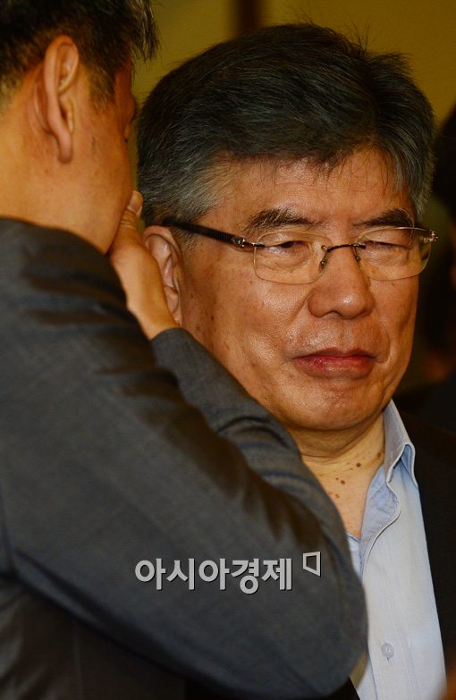 [포토]심각한 표정의 김중수 총재 