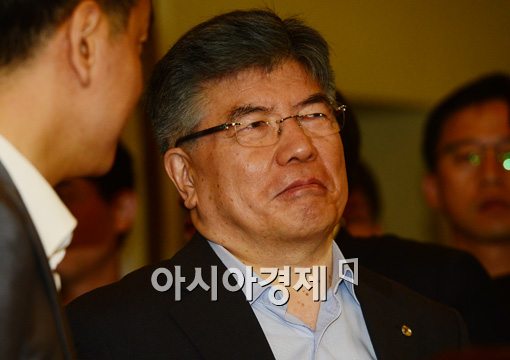 [포토]현오석 총리 기다리는 김중수 총재 표정이...
