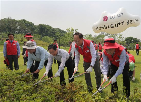 [포토]서울 남산공원 관리 나선 LGU+ 임직원들 