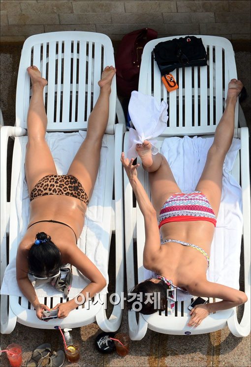 [포토]선탠하는 시민들