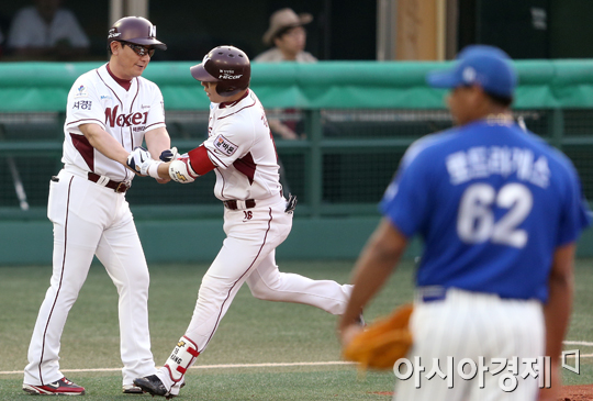 [포토] 강정호 '로드리게스 상대로 시즌 8호 홈런!'