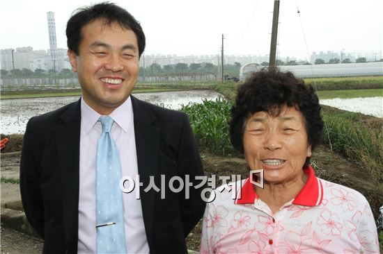 농지연금을 가입한 심영섭(76) 할머니와 아들 문병용(46)씨가 연금혜택에 대해 설명하면서 활짝 웃고 있다. 
